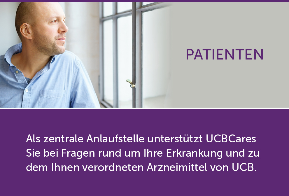 Ein junger Mann schaut nachdenklich aus dem Fenster.